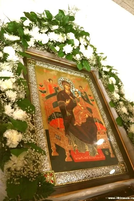 Икона Божией Матери «Всецарица» в окладе, украшенная гирляндой из белых цветов