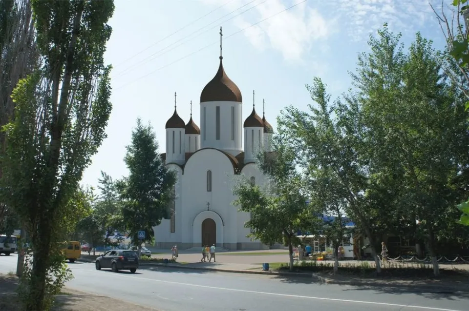 Компьютерная визуализация белого пятиглавого храма с золотыми куполами на фоне жилых высоток